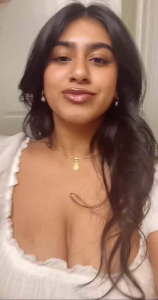Anushka reveals her ass and AI nudes - #3