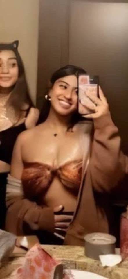 Anushka reveals her ass and AI nudes - #6