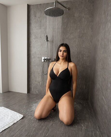Plump Indian chick gets naked in a bathroom while changing her clothes - pornpics.com - India on pornsimulated.com